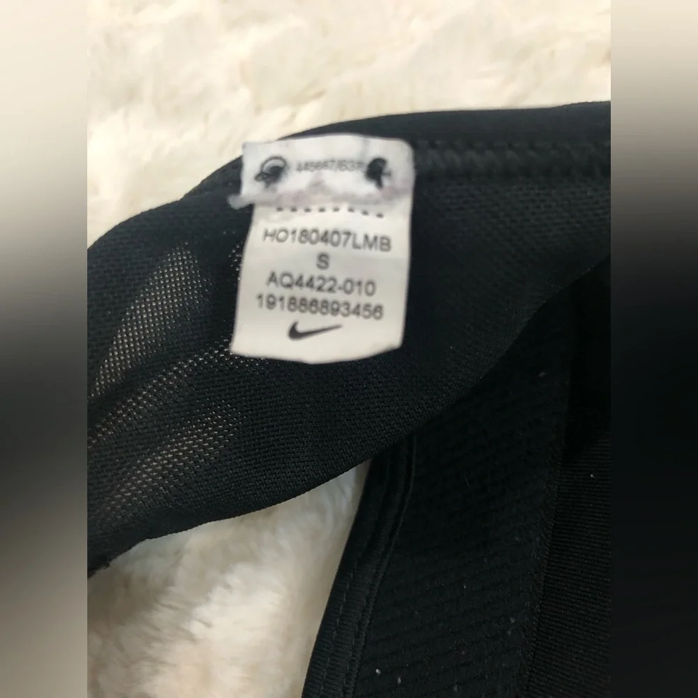 Nike Small breathable black front keyhole crisscross sports bra with mesh detail - Picture 5 of 6